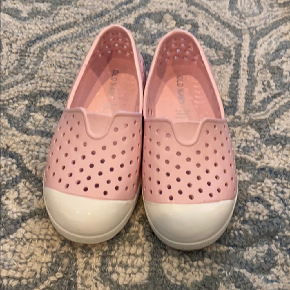 Size 9 old navy slip on toddler shoes